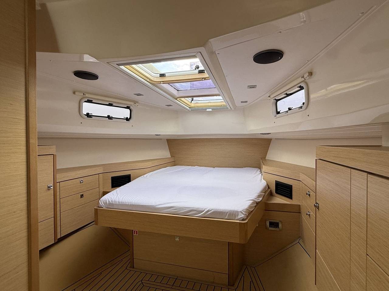 Cabin below deck with double berth and skylight